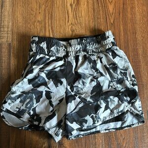 Activewear shorts with short liners